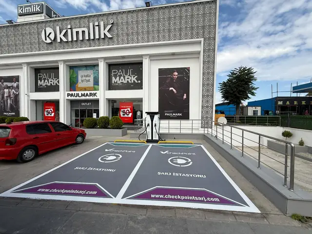 Paulmark mağazasının önünde iki şarj yeri ve DC şarj ünitesi