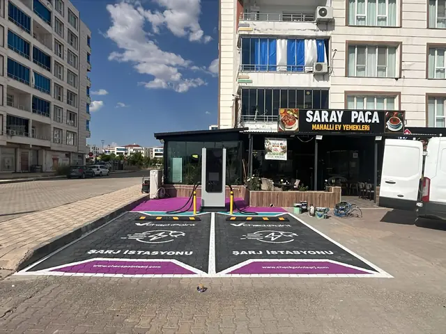 Cadde üzerindeki iş yerlerinin önünde iki şarj yeri ve DC şarj ünitesi
