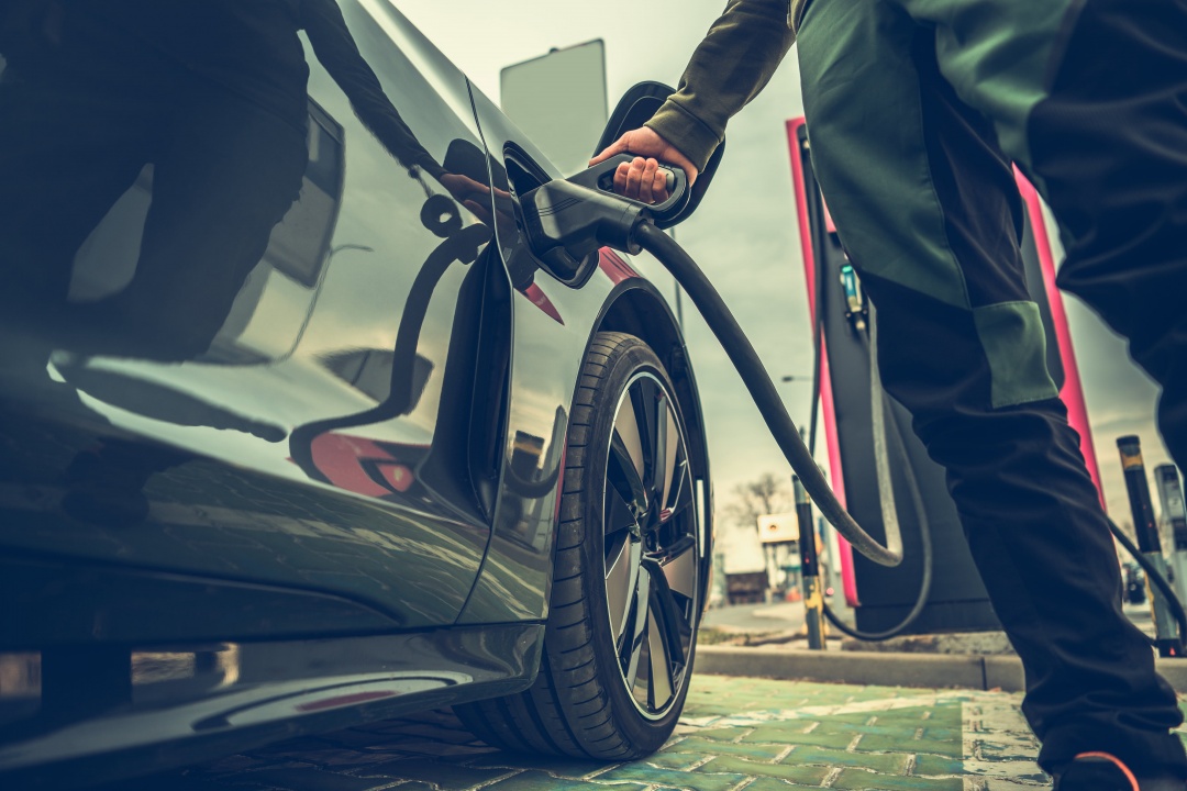 Elektrikli Araçlar İçin Güneş Enerjili Şarj İstasyonları