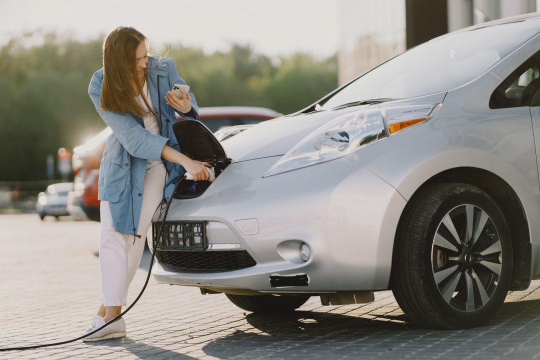Yeni Başlayanlar İçin Elektrikli Araç Kılavuzu: Avantajlar ve İpuçları